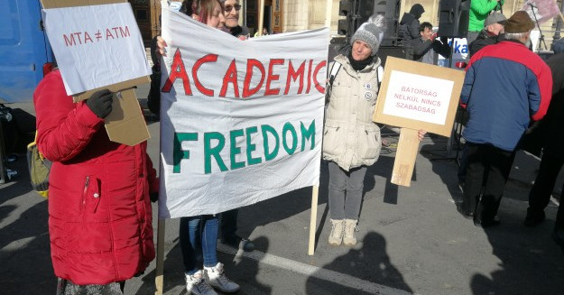 Kutatóintézetek átalakítása: hosszan cáfolják az akadémiai dolgozók az őket megnyugtatni próbáló érveket