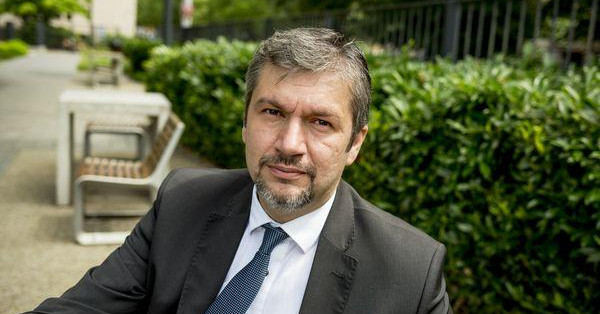 Hadházy átadta Magyar Péternek a Diákhitel Központ általa kifogásolt szerződéseit