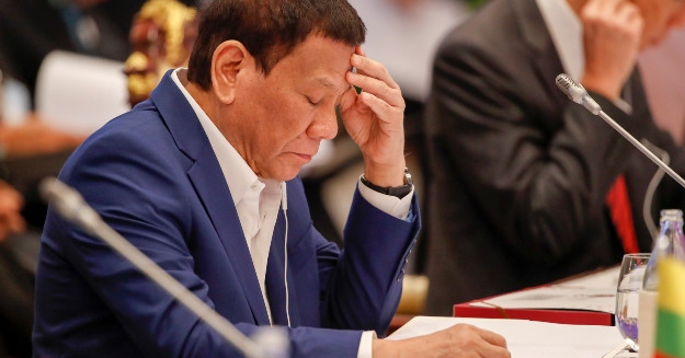 Hágába szállították Dutertét, bíróság elé kell állnia