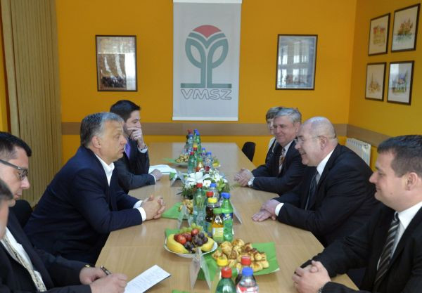 Orbán Pásztor bűvöli