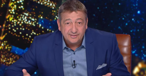 „Megérkeztek a páviánok” – eljárást indított a Médiatanács a Bayer show egyik adása után