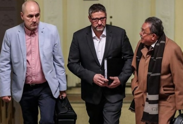 Simonka ügyvédeivel a bírósági tárgyaláson