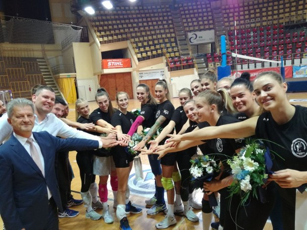 Szarvas Péter és röplabdás lányok a csarnokban