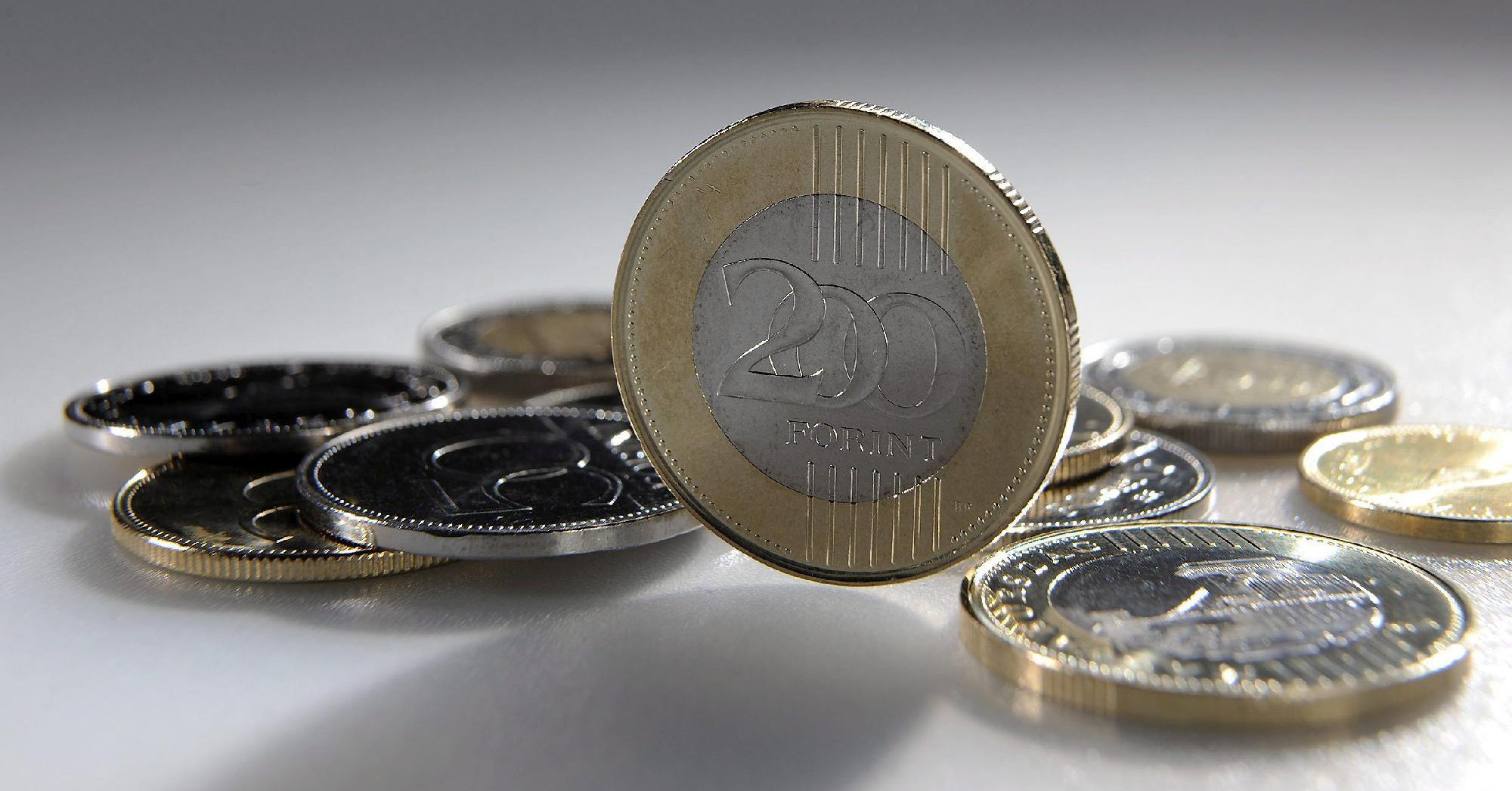 Ismét 415 forint felett jár az euró