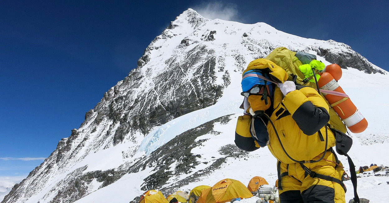 El kell költöztetni a Mount Everest nepáli alaptáborát