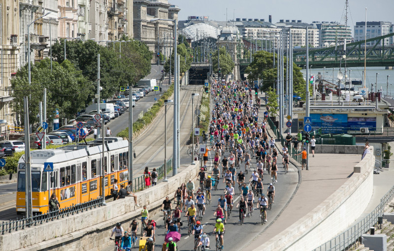 Ker?kp?rosok felvonul?sa Budapesten