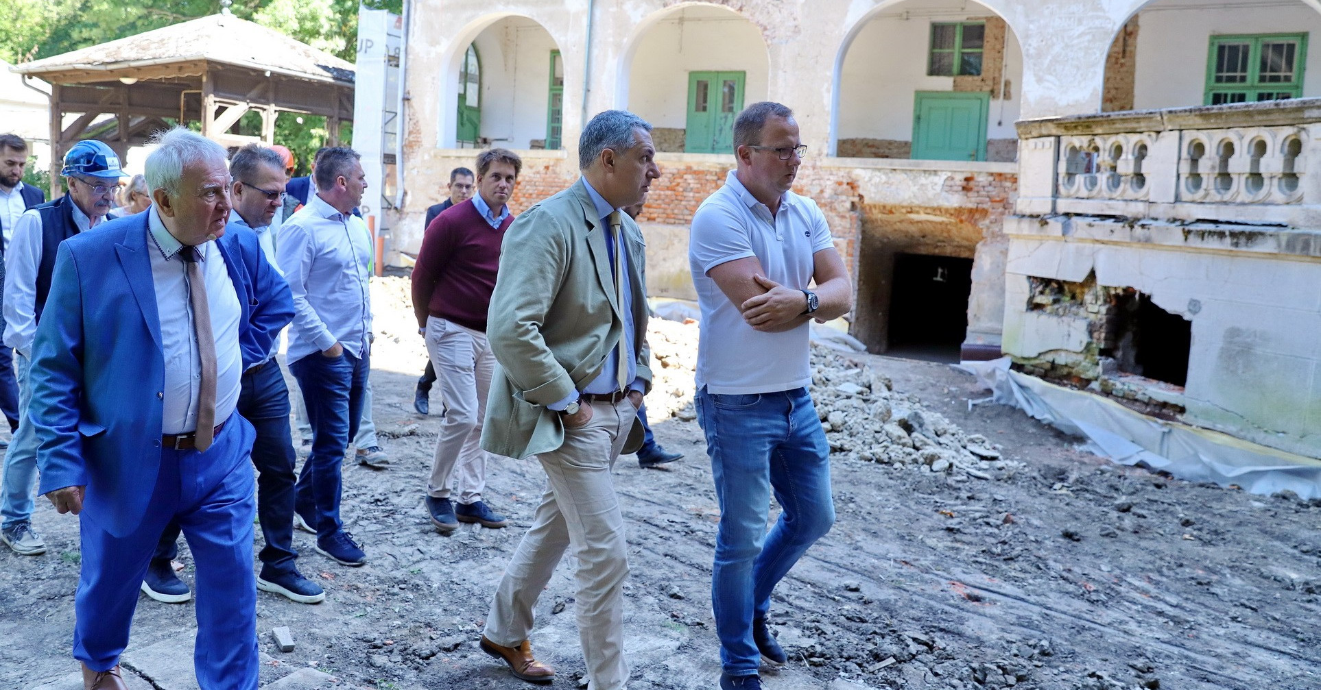 Váratlanul lekerült a parlamenti napirendről Lázár János kastélytörvénye
