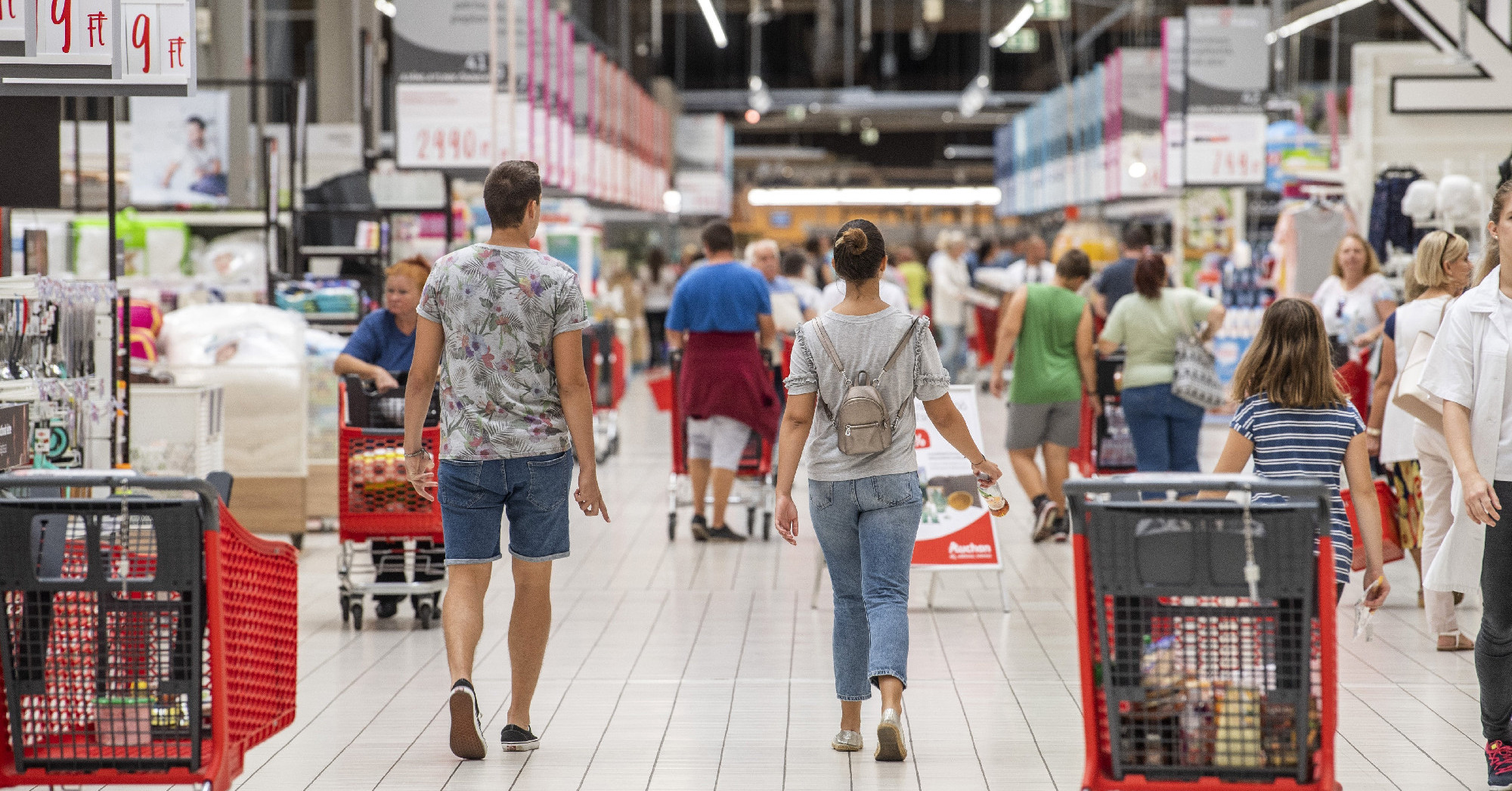 Jellinek Dániel cége átveszi az Auchan-áruházlánc operatív irányítását