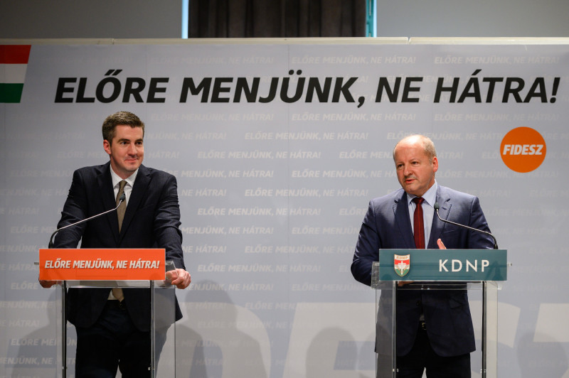 A Fidesz-KDNP frakci??l?se Balatonf?reden   