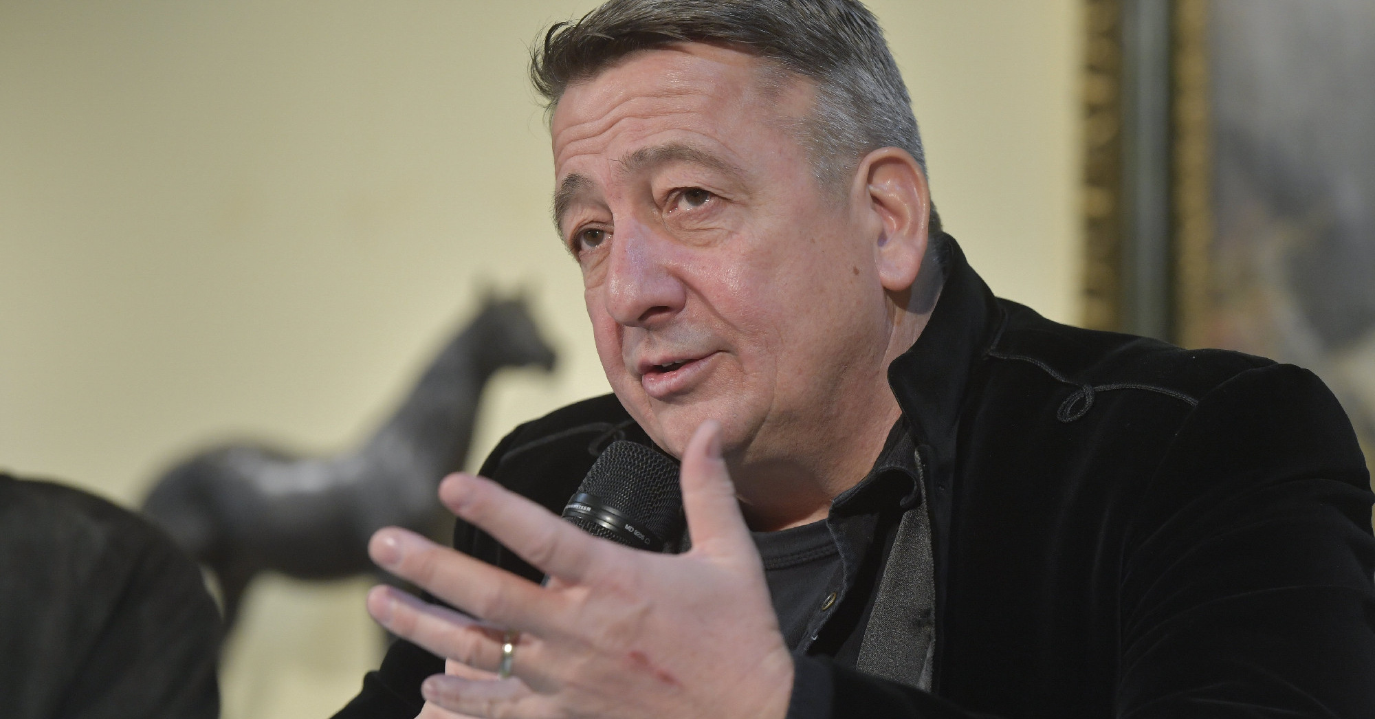 Bayer Zsolt megbánta, hogy bántotta a pápát