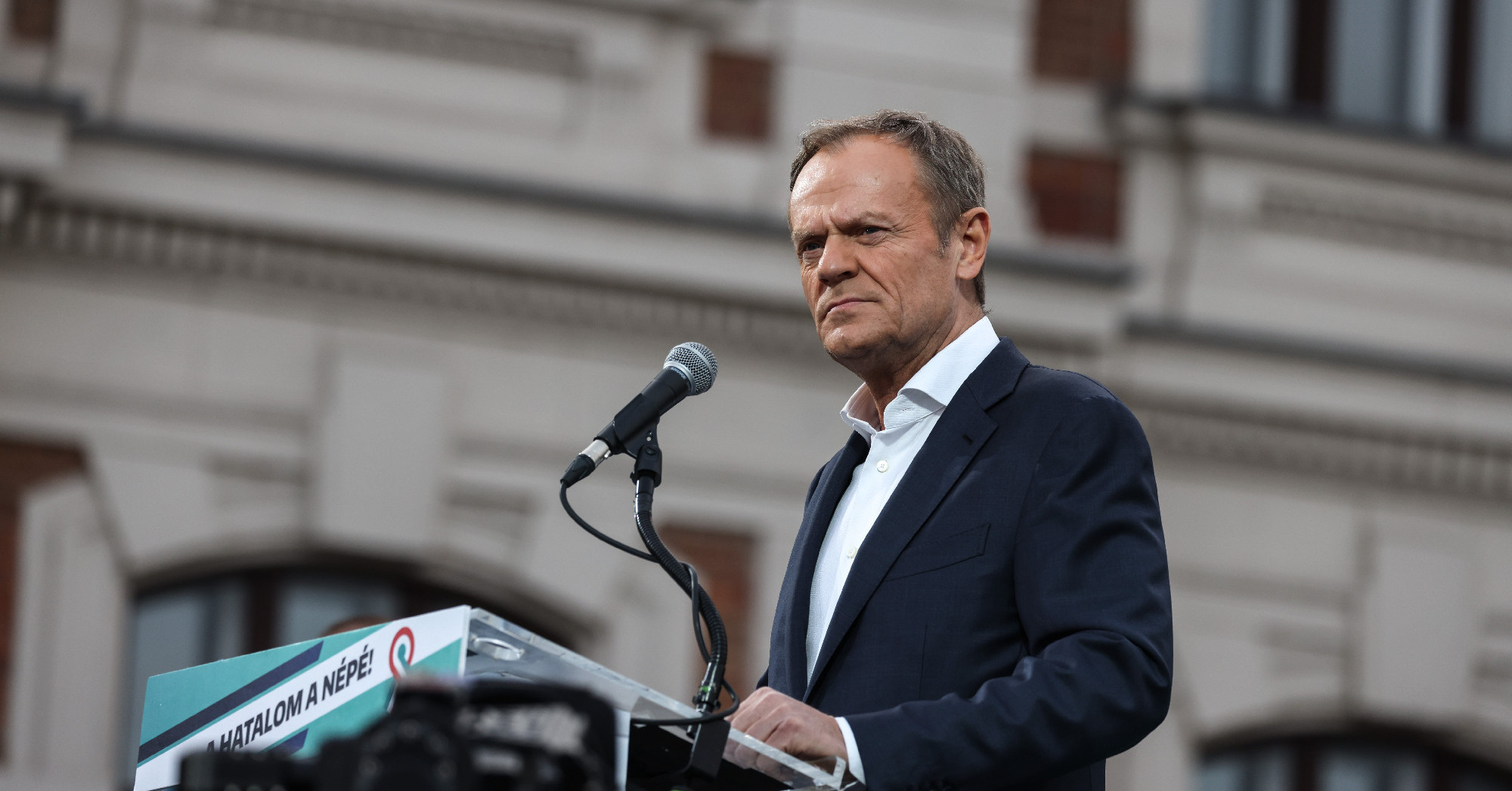 Tusk élesen bírálta, hogy Szijjártóék Lavrovval kacarásztak Navalnij temetése napján