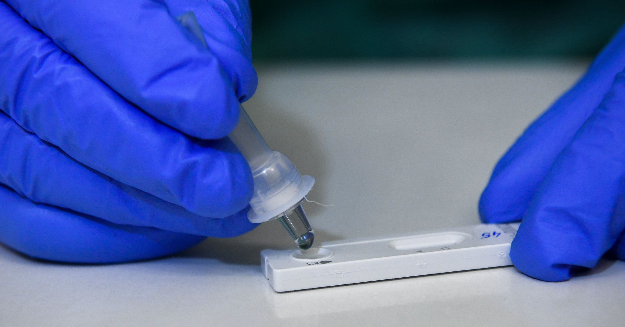 Átlátszó: hárommilliárd forintnyi PCR-teszt végezte a kukában