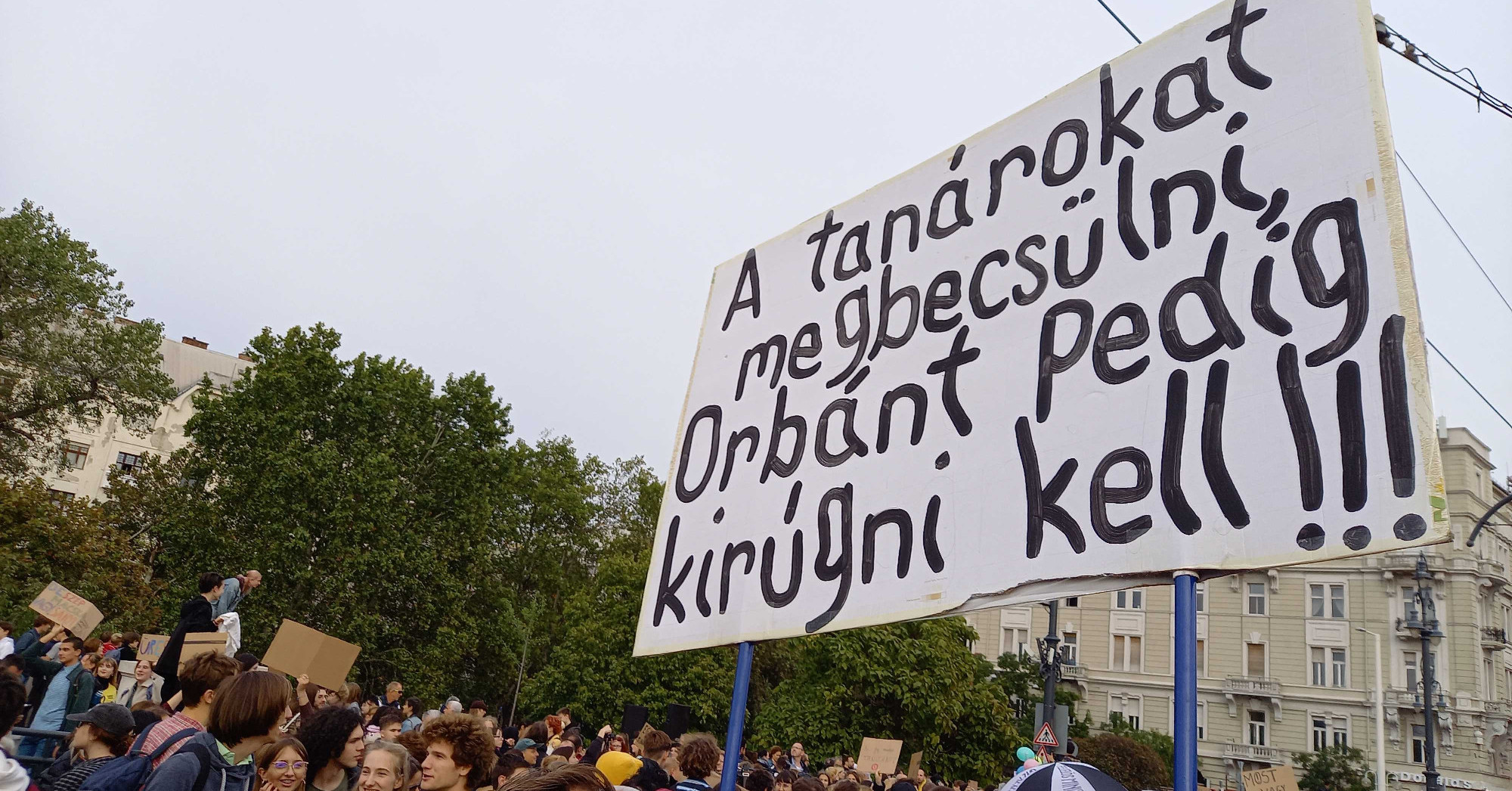Tankerület: A tanár hibája, ha lassan javít dolgozatot