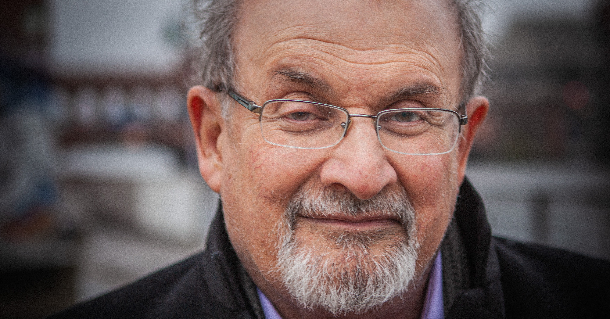Újra kapható Indiában Salman Rushdie 36 évvel ezelőtt betiltott regénye