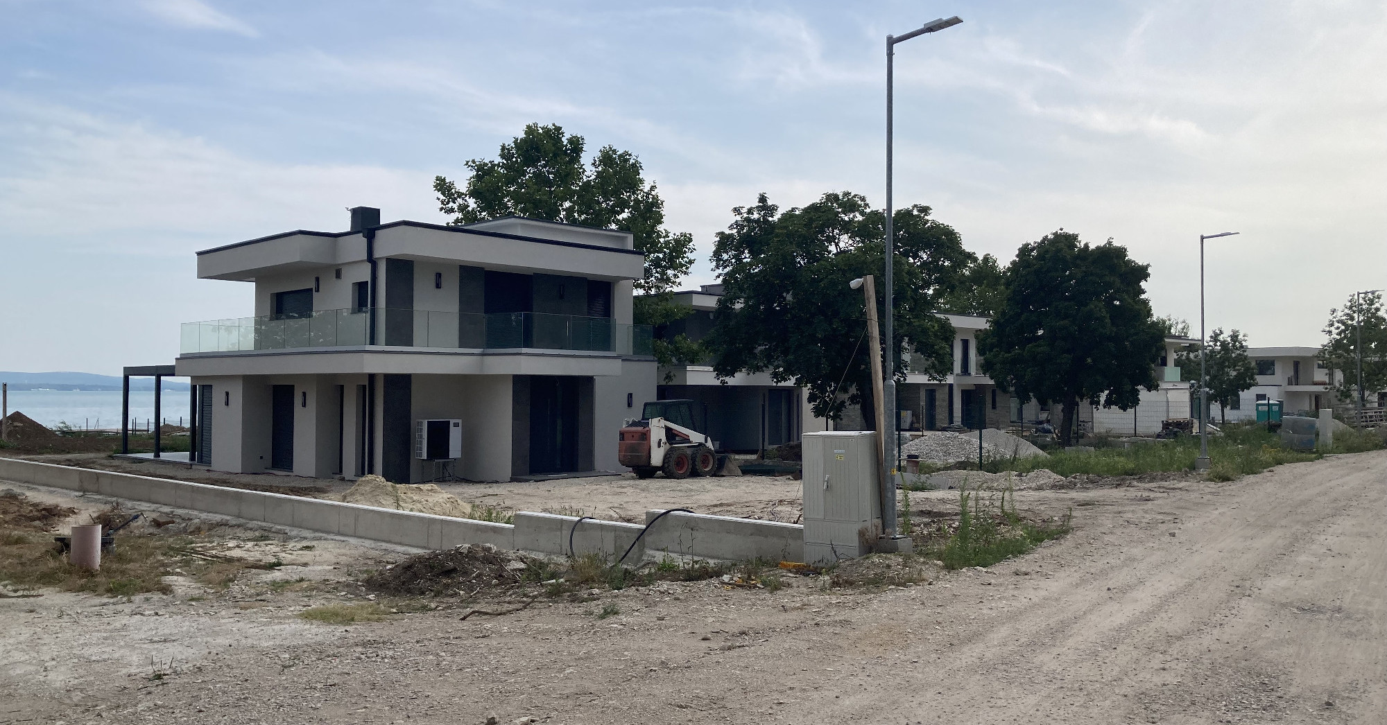 „Igény szerint kiirtható” nádassal reklámozták a balatoni telek egyik villáját