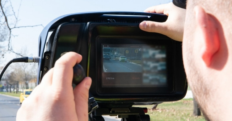 Borsodban néha a rendőrök is figyelmeztetnek a traffipaxra