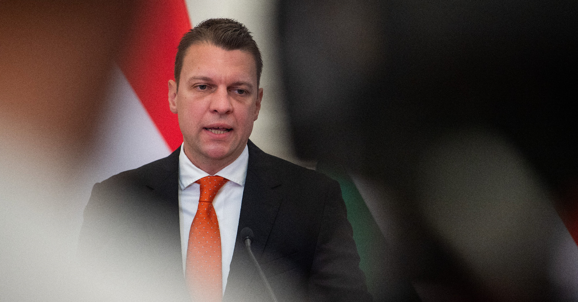 Menczer a „Petinek”: Nehezebb megérteni Orbán beszédét, mint kislányok orális kielégítését imitálni a diszkóban