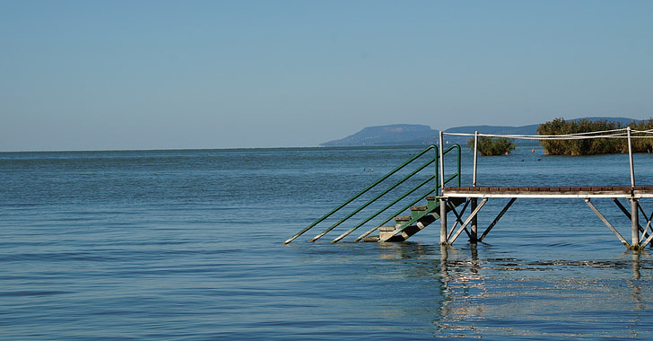 Elkezdték elbontani az illegális stégeket a Balaton déli partján
