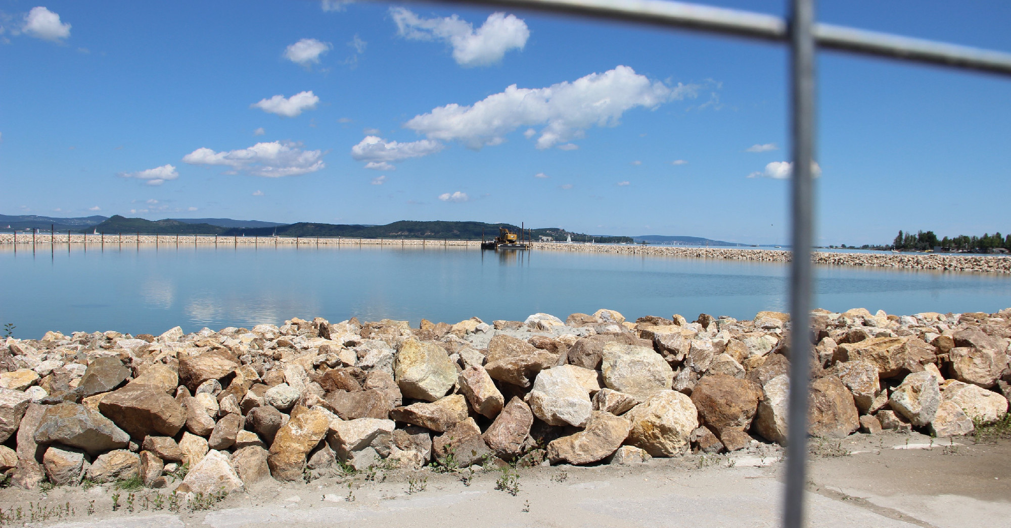 Nem lehet engedélyezni a csaknem kész balatonföldvári strandkikötőt