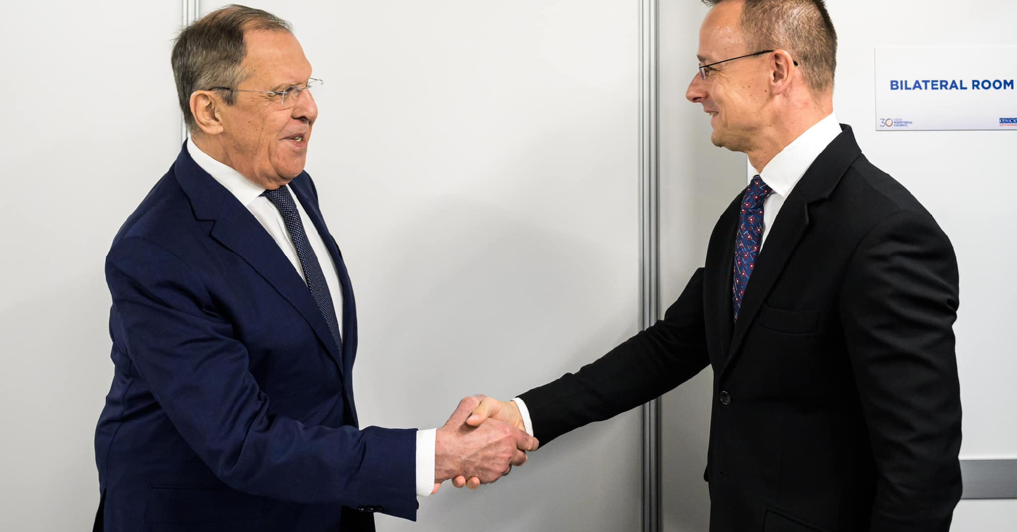 Szijjártó Péter tagadja, hogy biztonsági kockázatot jelentenének az orosz és belorusz állampolgárok