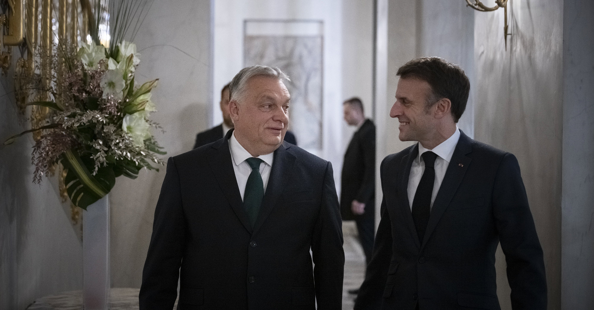 Macron Párizsba hívta Orbán Viktort tárgyalni a háborúról