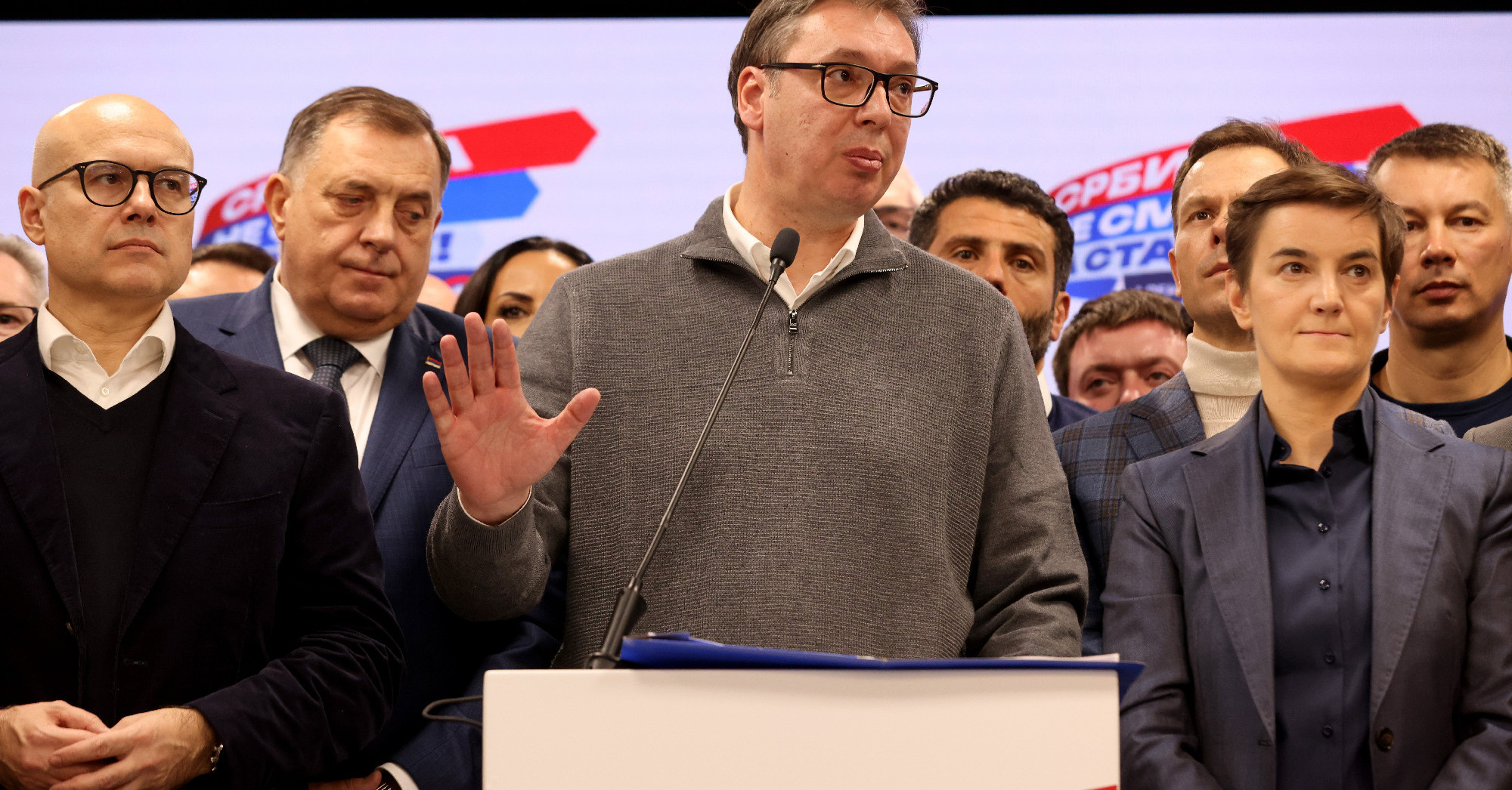 Vučić leváltja Szerbia meleg miniszterelnökét