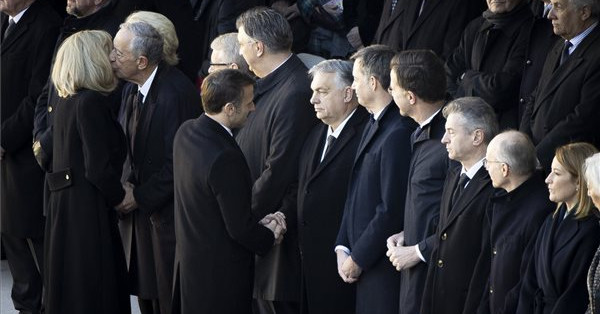 Orbán is Párizsba utazott Jacques Delors búcsúztatójára