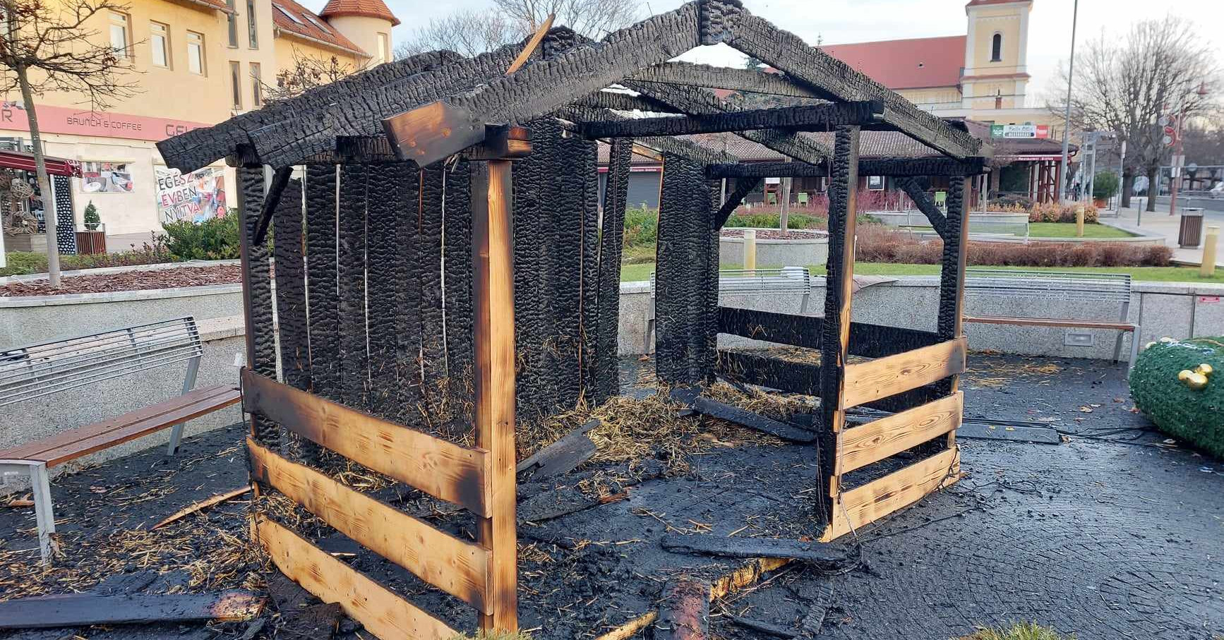 Felgyújtotta a betlehemet, majd megvárta a rendőröket a padon