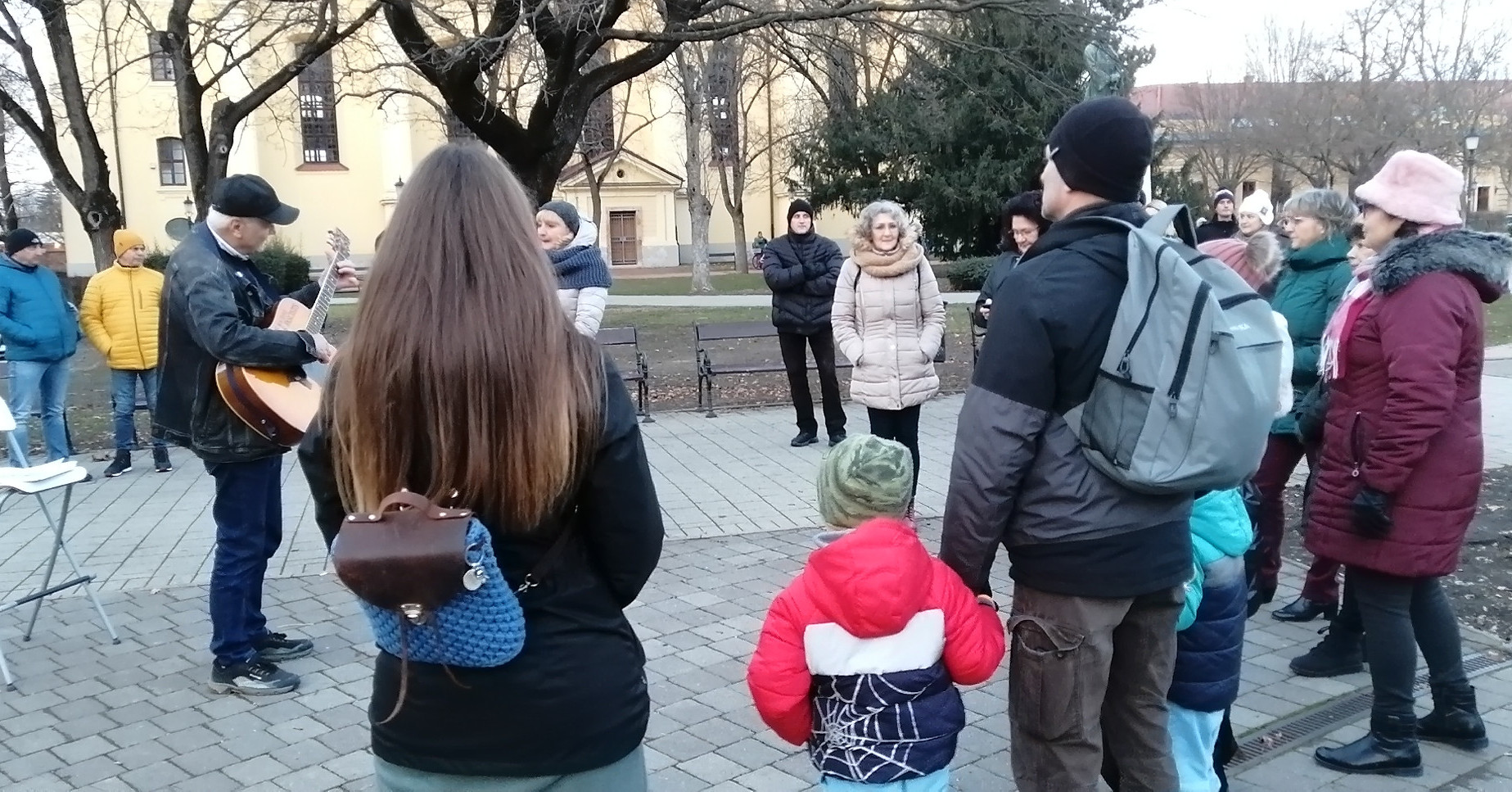 Tüntettek az indoklás nélkül leváltott igazgató mellett Szentesen