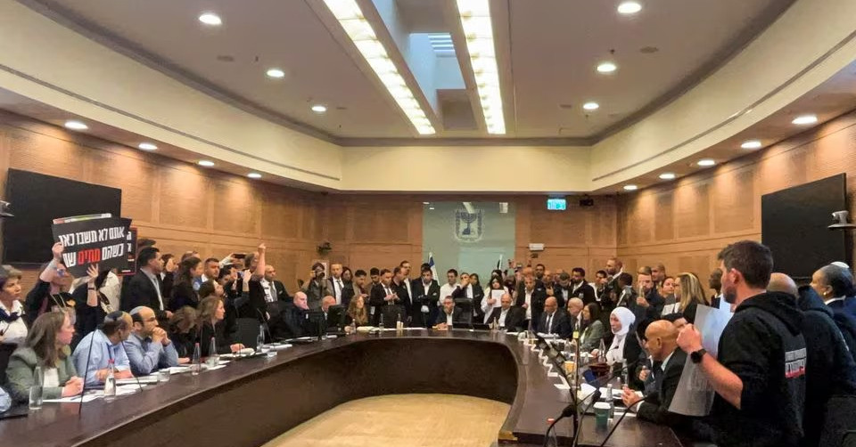 Túszok hozzátartozói törtek be egy parlamenti bizottsági ülésre Izraelben