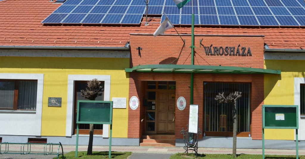 A bűnvádi eljárás alatt lévő volt Békés megyei főállatorvost bízta meg munkával az újkígyósi önkormányzat