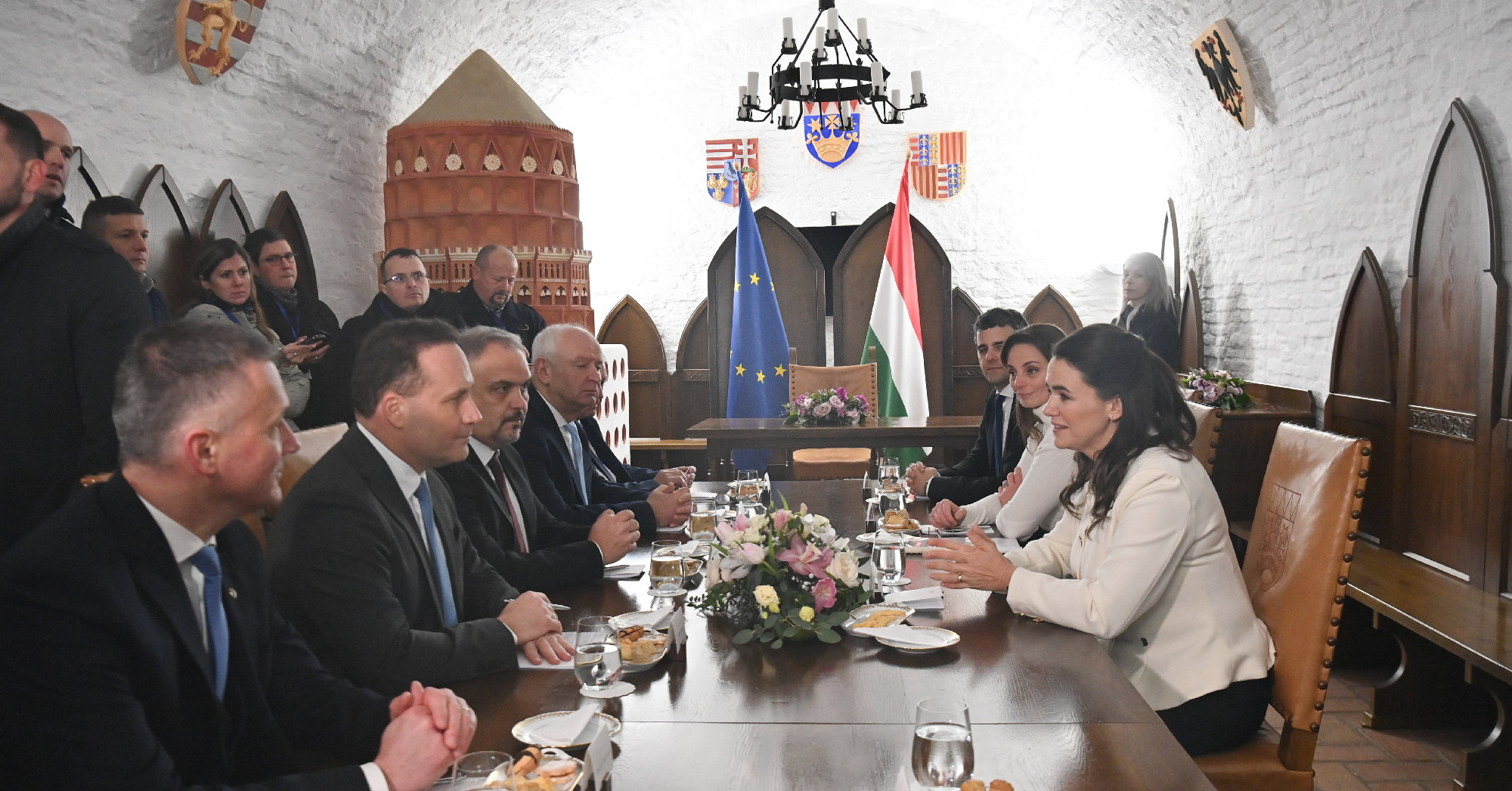 A kormányhivatali dolgozókat is kivezényelték Novák Katalin programjára