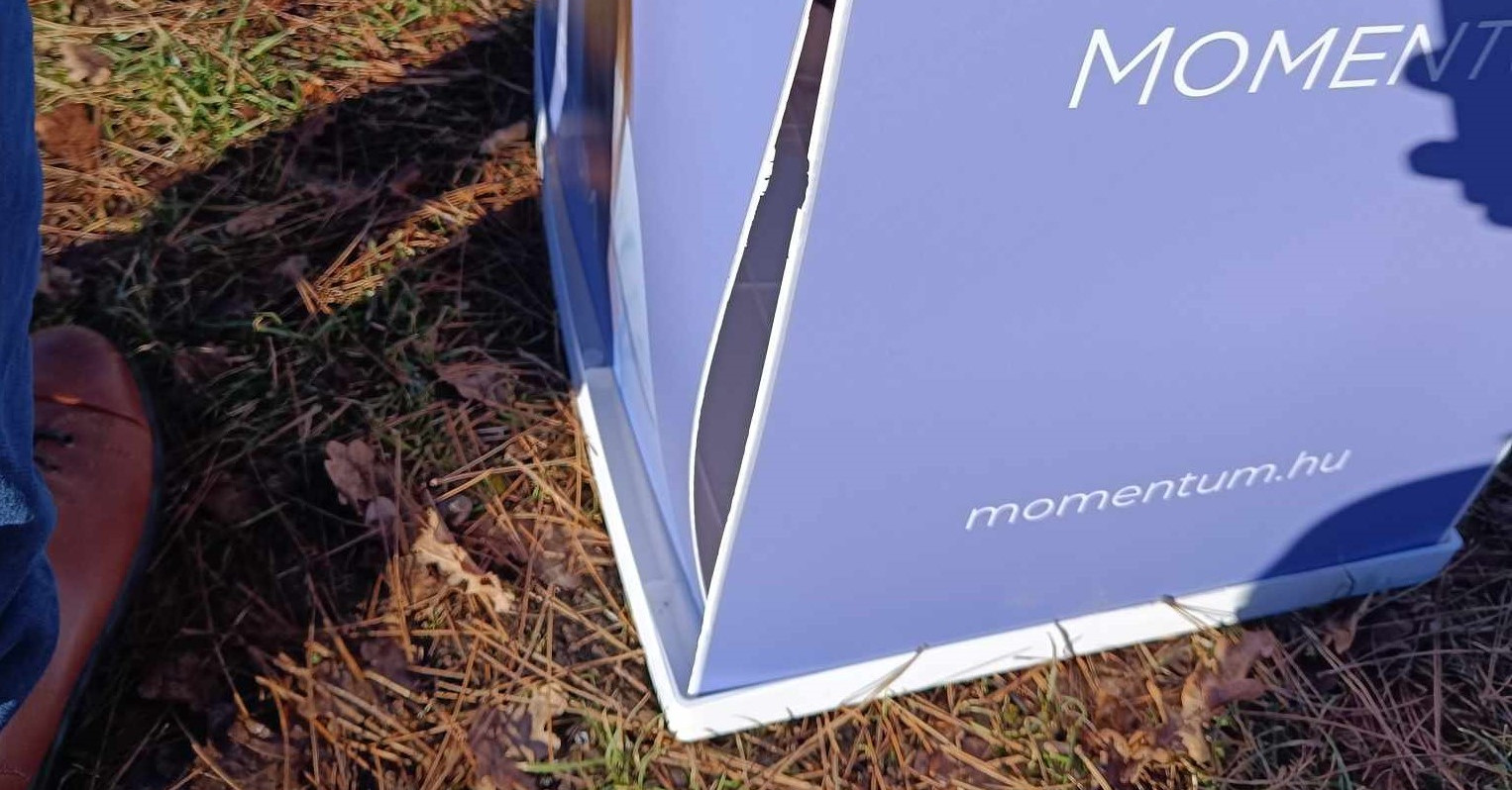 Belerúgtak a Momentum pultjába Körmenden