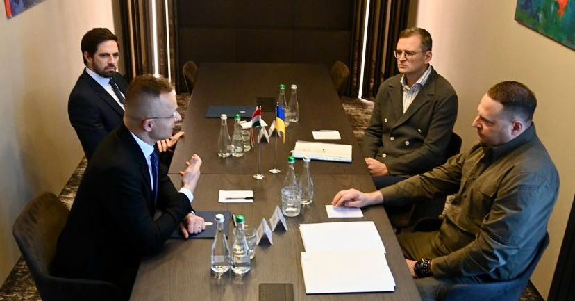 Szijjártó megérkezett Ungvárra, tárgyalóasztalhoz ült a magyar és az ukrán külügyminiszter