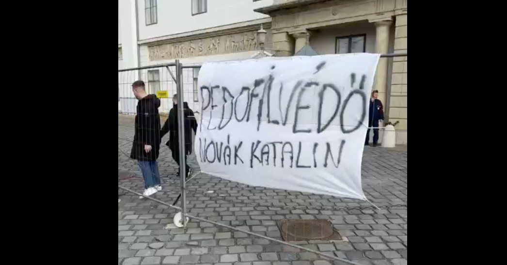 Kordont bontottak és molinóval üzentek Novák Katalinnak a Momentum tagjai