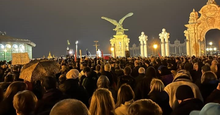 Míg Novák Katalin le nem mond, minden este tüntetnek a Sándor-palota előtt