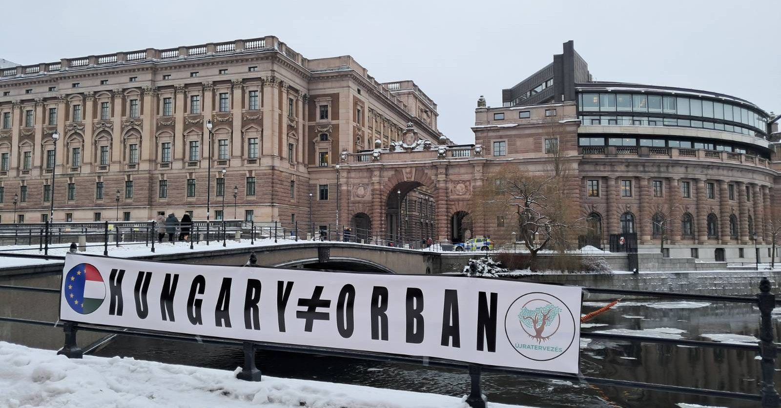 Orbán ellen tüntettek a svéd parlament előtt