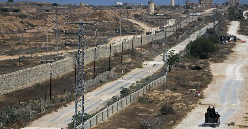 Egyiptom betonfallal körülvett tábor építésébe kezdett a Gázai övezet mellett