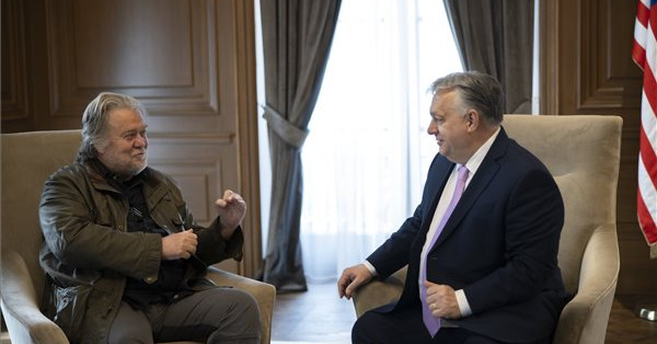Trump elítélt korábbi főtanácsadójával találkozott Orbán Viktor