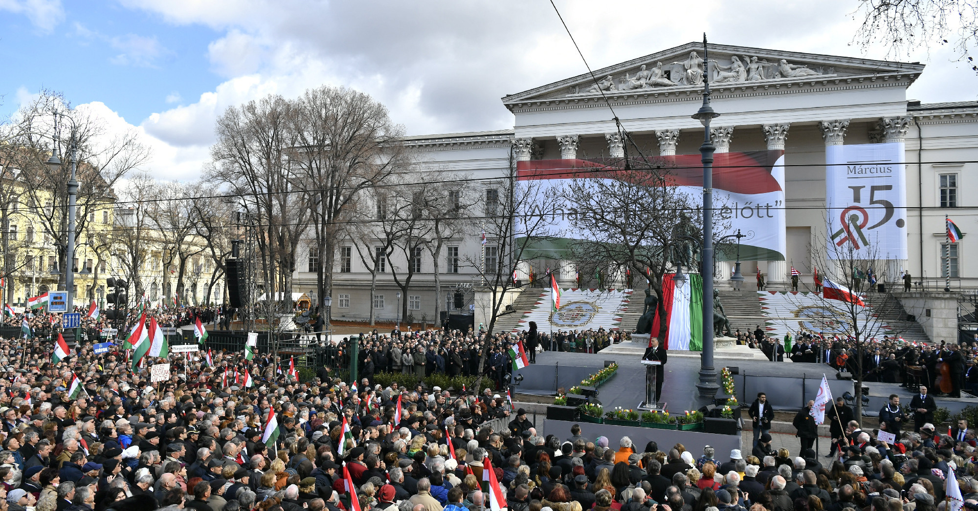 Eljött a kokárda, a kordon, a síp, a tojásdobálás ünnepe