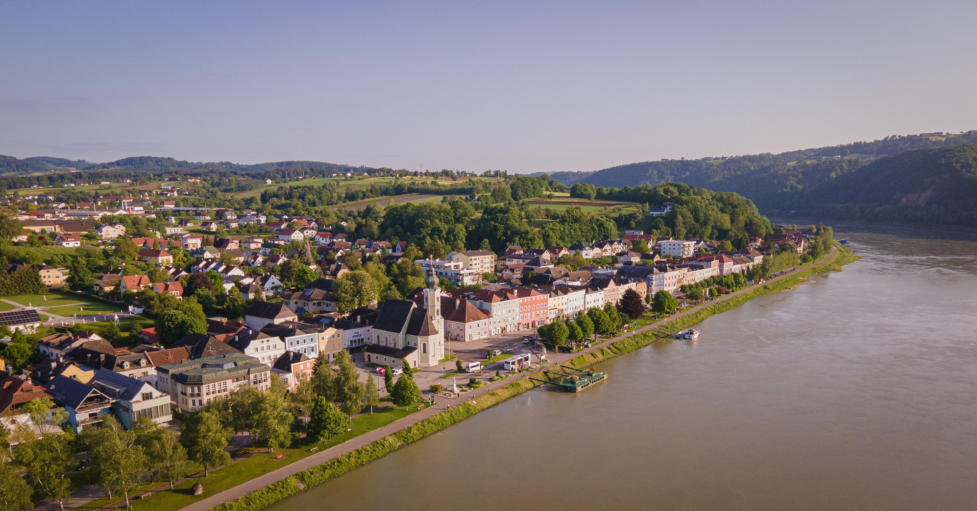 Falnak ütközött egy Budapestre tartó kirándulóhajó