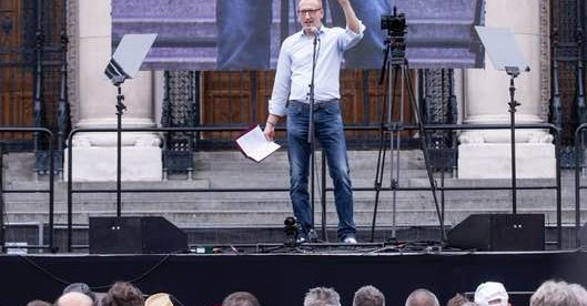 Elbocsátották munkahelyéről a Magyar Péter tüntetésén felszólaló református lelkészt
