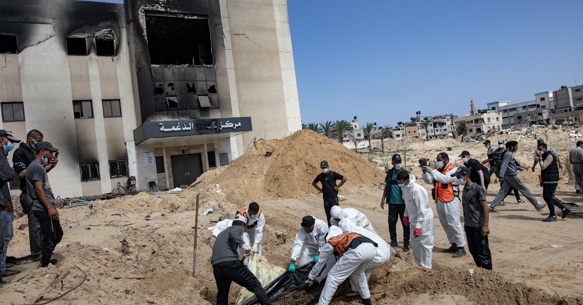 Megkötözött, meztelen palesztin áldozatokat találtak gázai tömegsírokban
