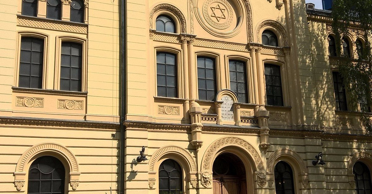 Egy lengyel tinédzser dobott Molotov-koktélt egy varsói zsinagógára