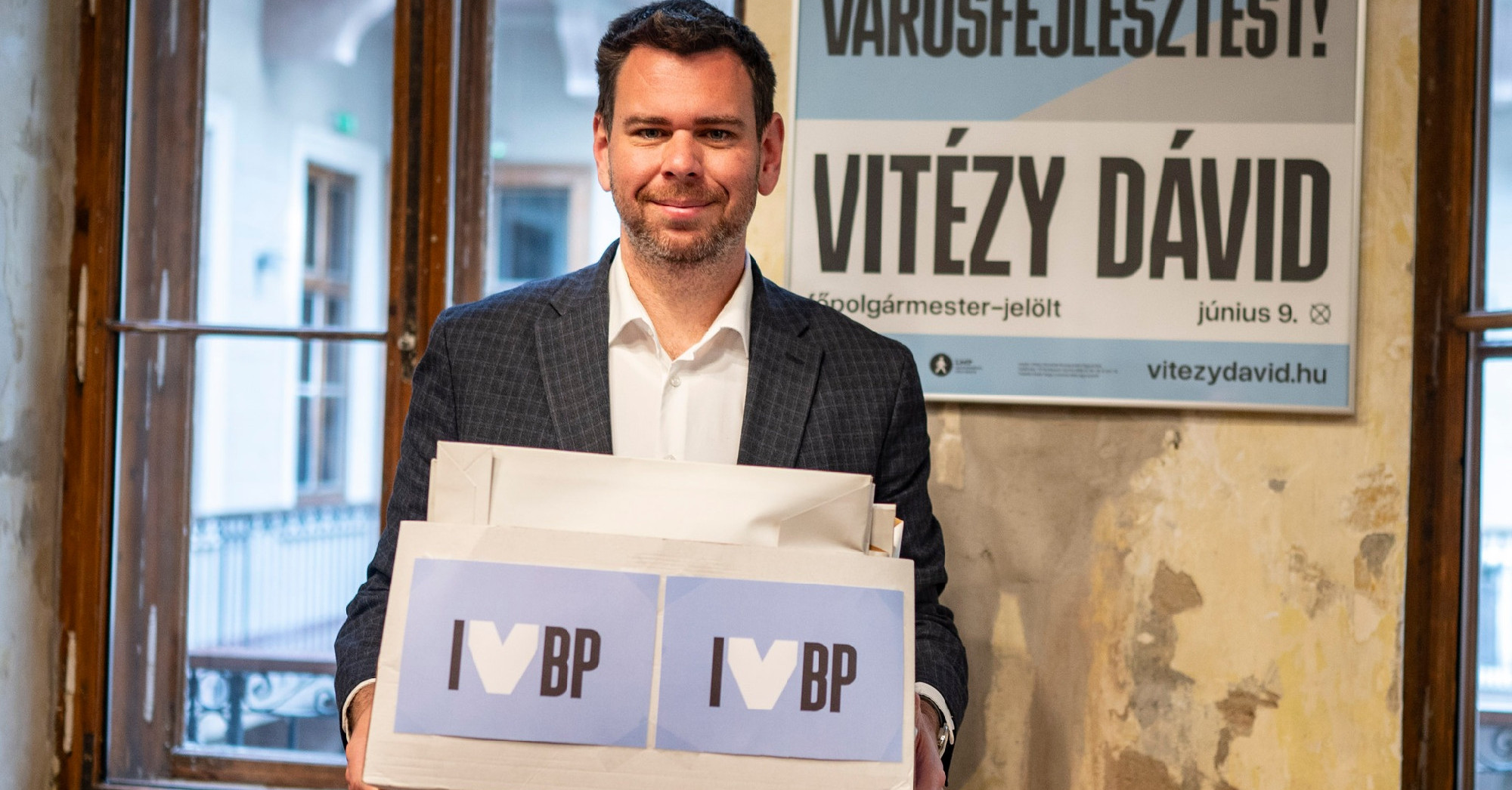 Vitézy Dávid leadta a főpolgármester-jelöltséghez szükséges ajánlásokat