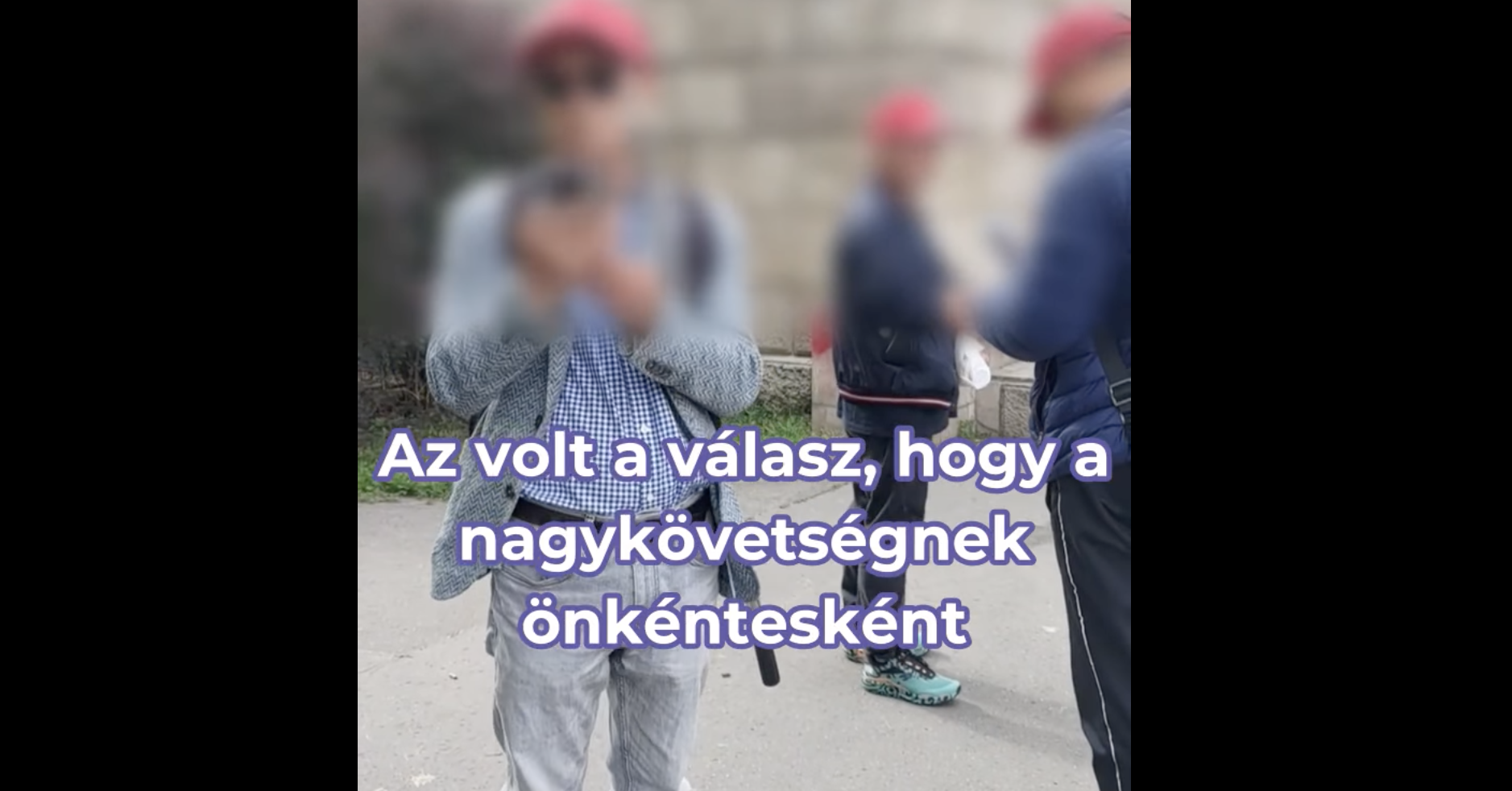 Kínai önkéntesek vették körül Tompos Mártont, amikor EU-s zászlókat tűzött ki az Erzsébet hídra