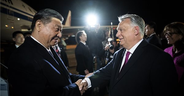 Népviselet, kenyér, só – így fogadták Orbánék a kínai elnököt