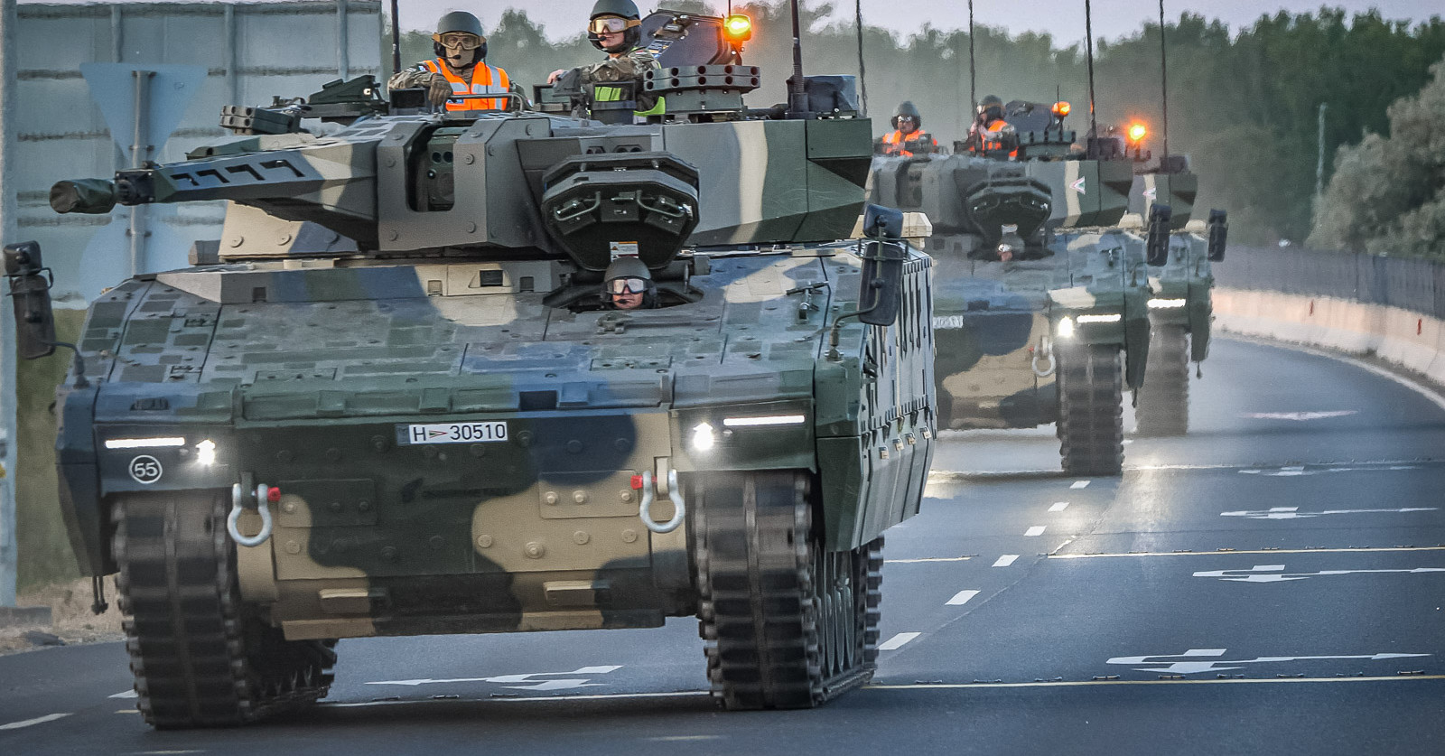 Közúton mentek a lőtérre a honvédség új Hiúzai