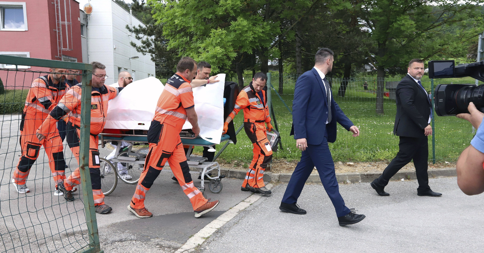 Véget ért Robert Fico műtétje, egyes hírek szerint túl van az életveszélyen