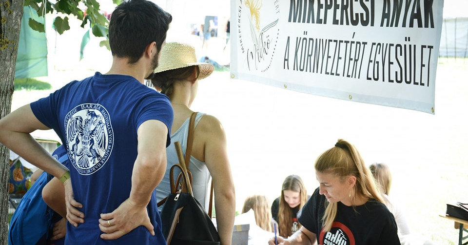 Kampány Debrecenben: az akkugyár ellen tiltakozó civileknek is nekiment a Fidesz